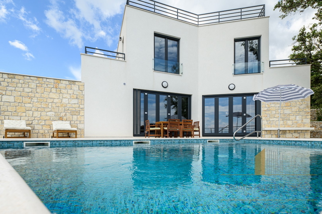 Elegantna vila s bazenom i predivnim pogledom na more na otoku Braču!