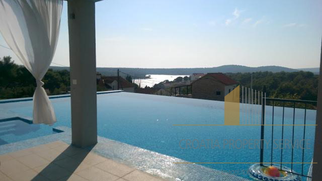 Eleganten večnadstropni stan z razgledom na morje, 250 m od obale v Milni na Braču!