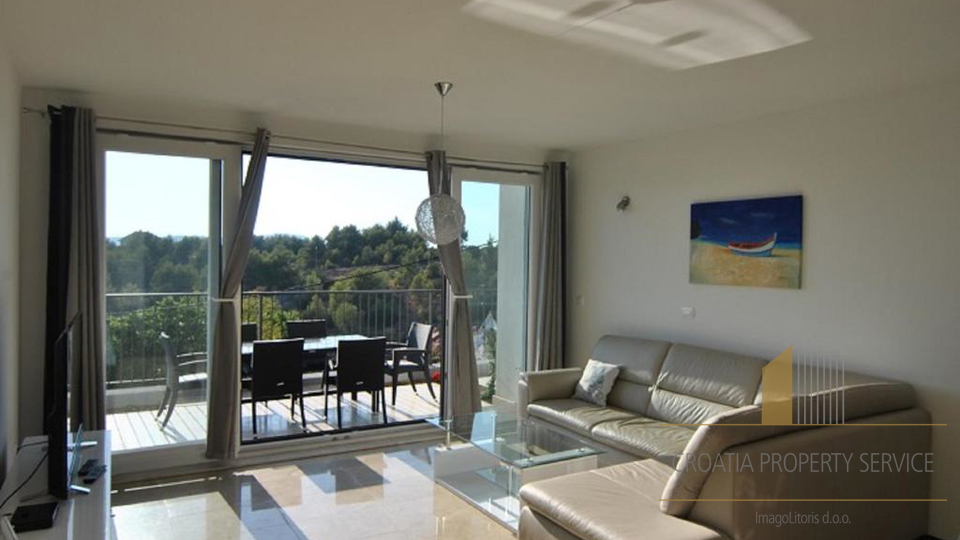 Eleganten večnadstropni stan z razgledom na morje, 250 m od obale v Milni na Braču!