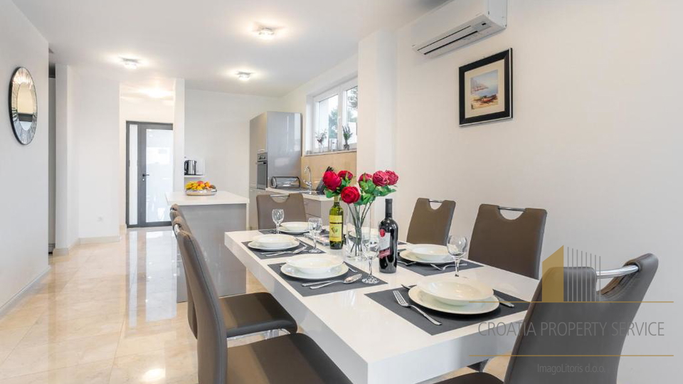 Eleganten večnadstropni stan z razgledom na morje, 250 m od obale v Milni na Braču!