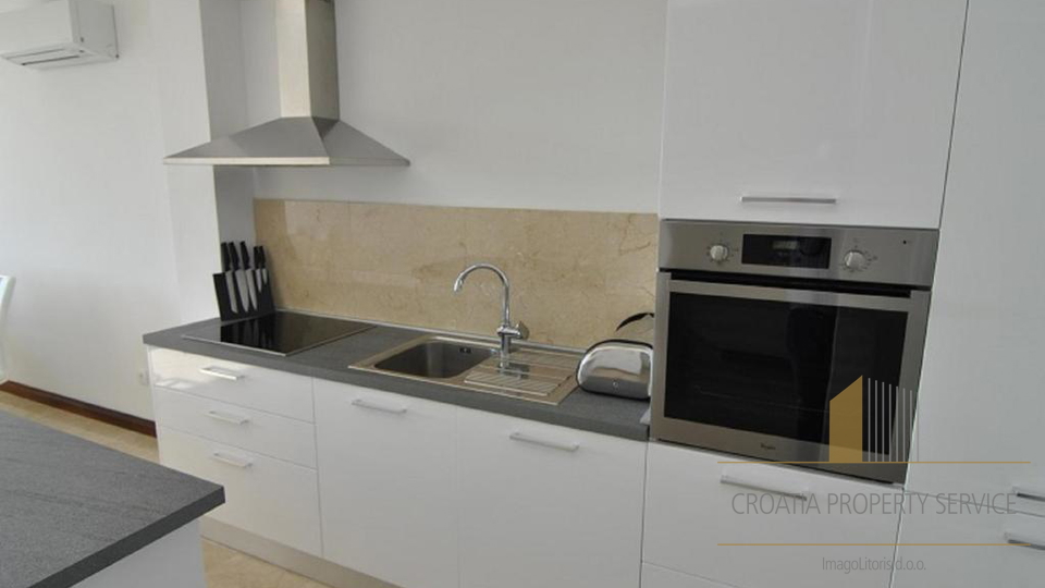 Eleganten večnadstropni stan z razgledom na morje, 250 m od obale v Milni na Braču!