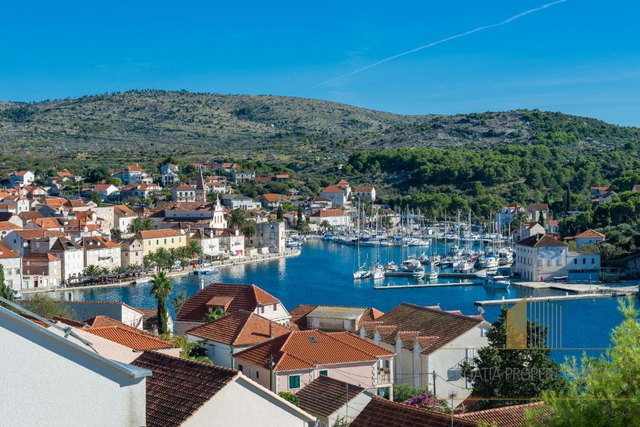 Elegantna mediteranska vila s pogledom na more – Milna, otok Brač!