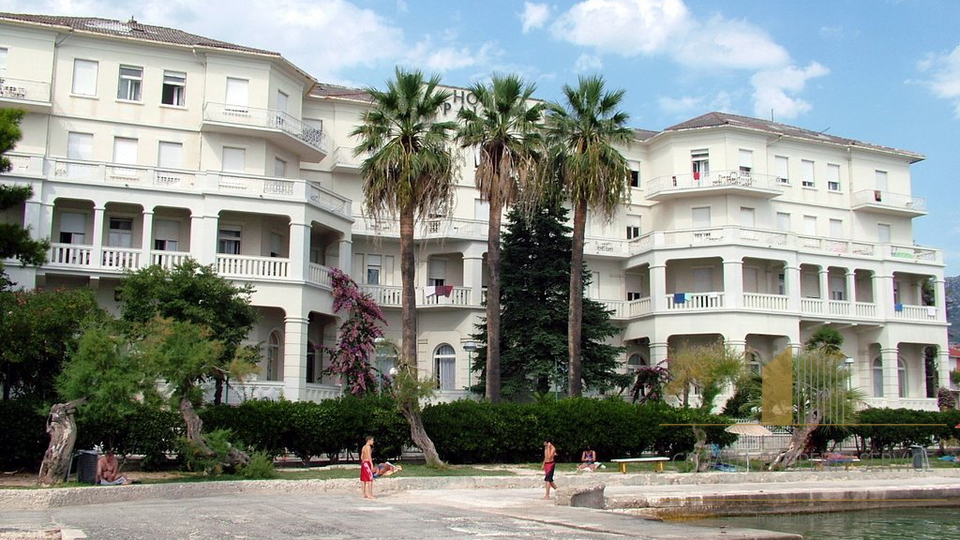 Гостиничный комплекс в уникальном месте, первая линия от моря - Kaštel Stari!
