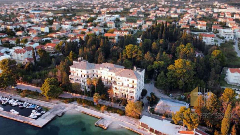Гостиничный комплекс в уникальном месте, первая линия от моря - Kaštel Stari!