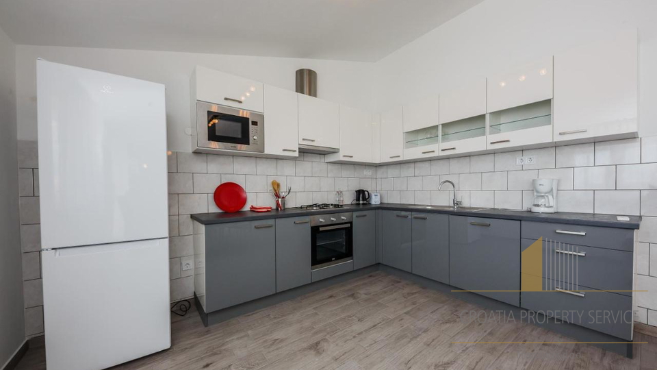 Apartmajska vila s pogledom na morje v Kaštel Gomilici!