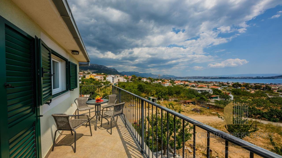 Apartment villa with sea view in Kaštel Gomilica!