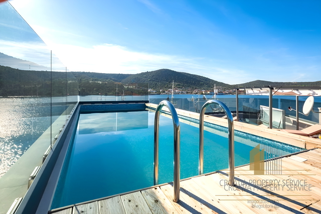 Beautiful elegant villa first row to the sea on the Trogir Riviera!