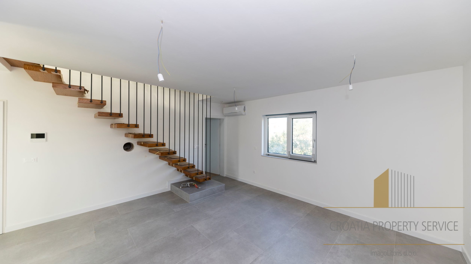 Modern two-story apartment with a roof terrace 45 m from the sea in the vicinity of Zadar!