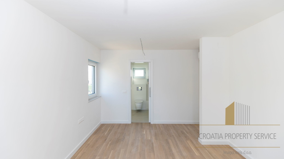 Modern two-story apartment with a roof terrace 45 m from the sea in the vicinity of Zadar!