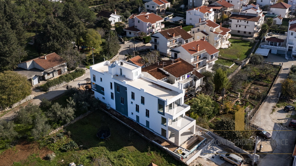 Modern two-story apartment with a roof terrace 45 m from the sea in the vicinity of Zadar!