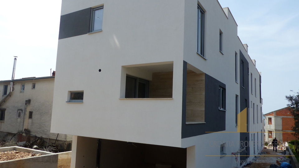 Modern two-story apartment with a roof terrace 45 m from the sea in the vicinity of Zadar!