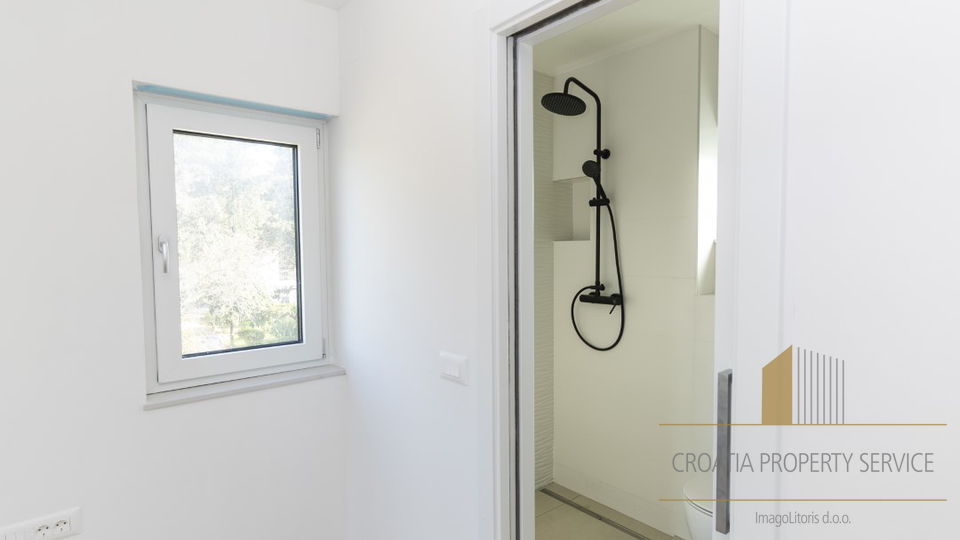 Modern two-story apartment with a roof terrace 45 m from the sea in the vicinity of Zadar!