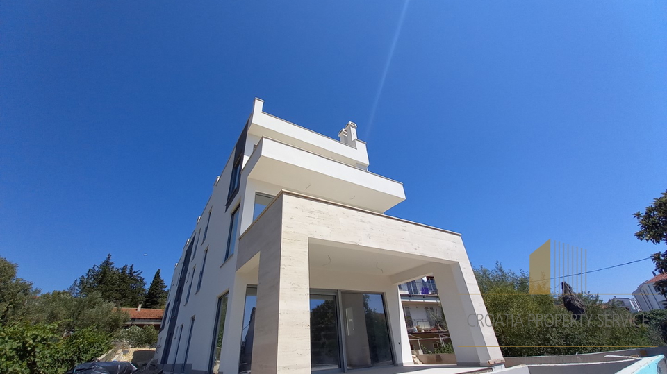 Modern two-story apartment with a roof terrace 45 m from the sea in the vicinity of Zadar!