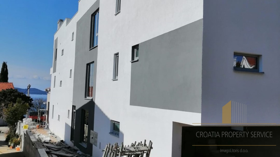 Modern two-story apartment with a roof terrace 45 m from the sea in the vicinity of Zadar!