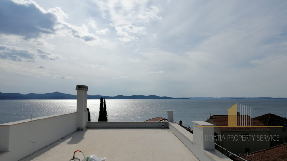 Modern two-story apartment with a roof terrace 45 m from the sea in the vicinity of Zadar!