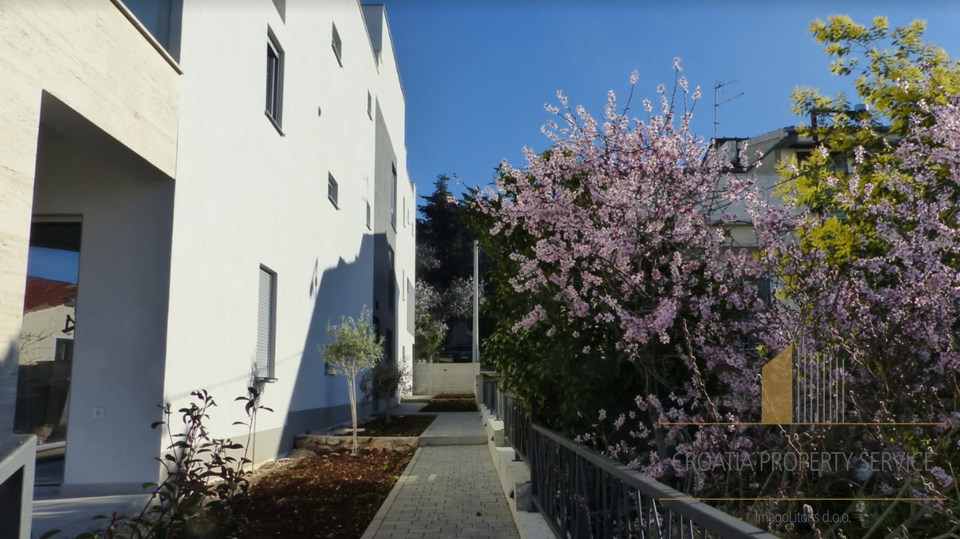 Modern two-story apartment with a roof terrace 45 m from the sea in the vicinity of Zadar!