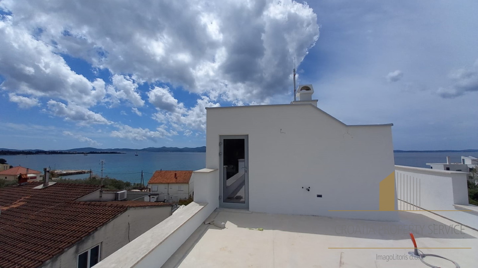 Modern two-story apartment with a roof terrace 45 m from the sea in the vicinity of Zadar!