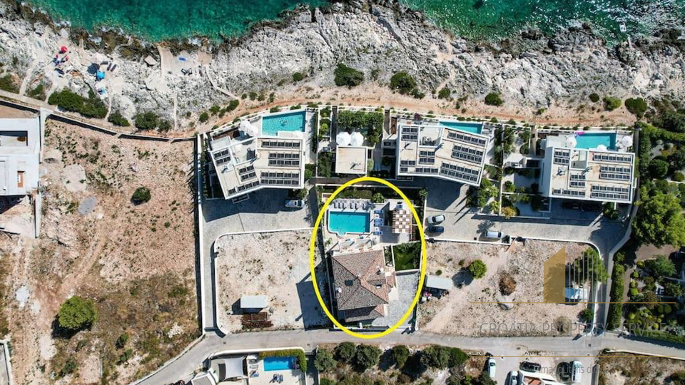 Luksuzna kamena vila na atraktivnoj poziciji 50 m od mora u Rogoznici!
