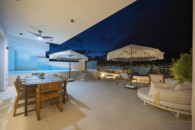Neue Luxusvilla in erster Reihe am Meer auf der Insel Čiovo! Eine einmalige Gelegenheit!