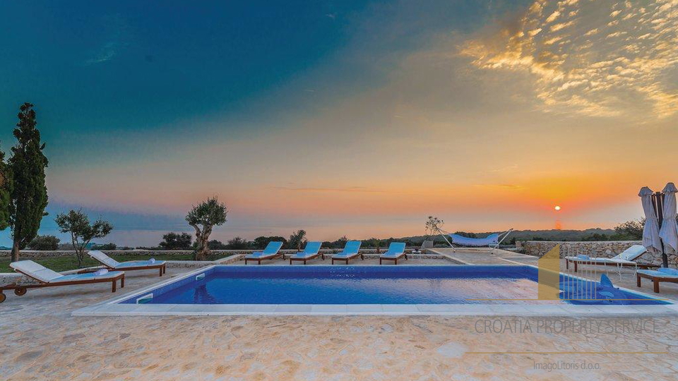 Impressionante villa in pietra con vista mare a Novalja sull'isola di Pag!