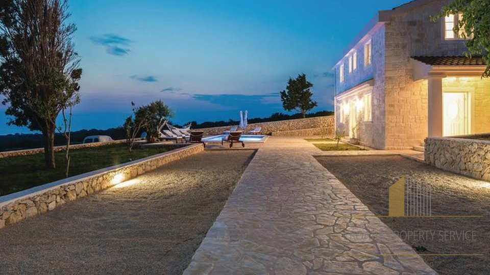 Impressionante villa in pietra con vista mare a Novalja sull'isola di Pag!