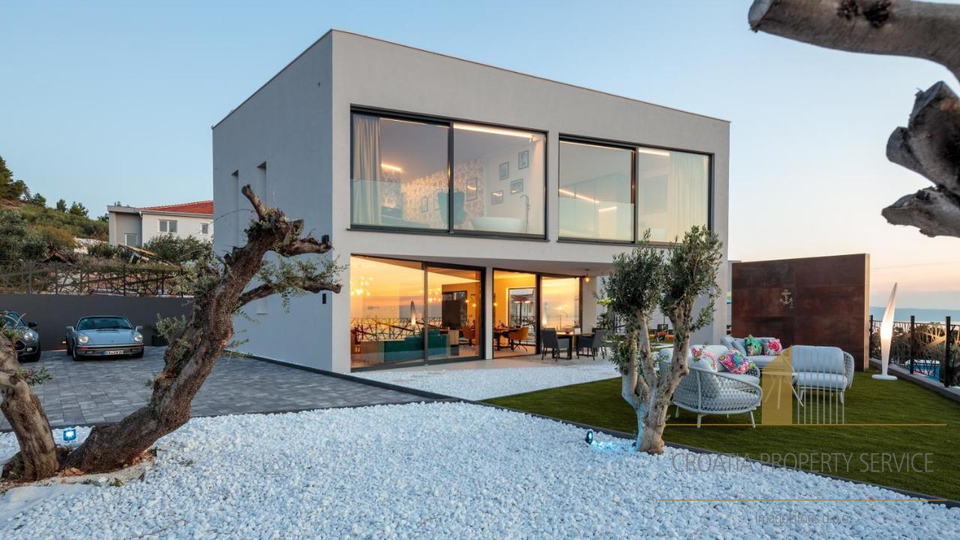 A modern villa with a sea view in the vicinity of Split!