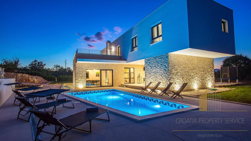 A beautiful modern villa with a swimming pool in the vicinity of Split!