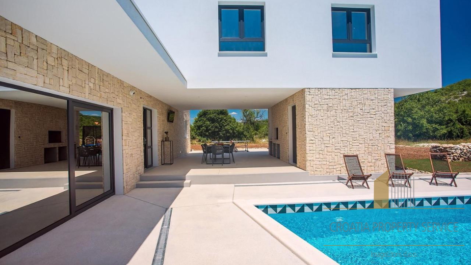 A beautiful modern villa with a swimming pool in the vicinity of Split!