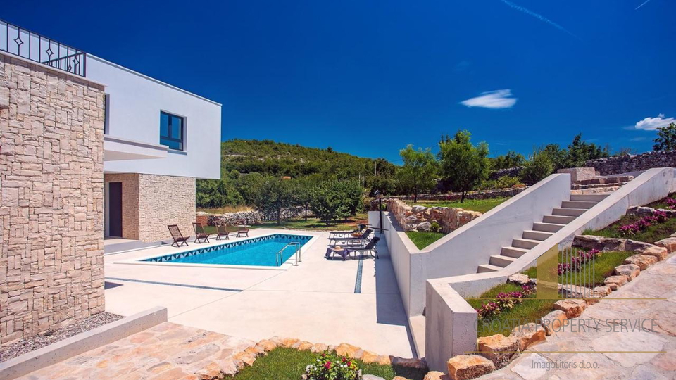 A beautiful modern villa with a swimming pool in the vicinity of Split!