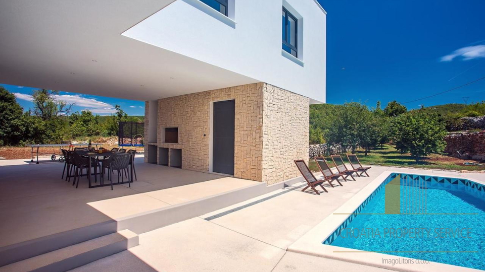 A beautiful modern villa with a swimming pool in the vicinity of Split!