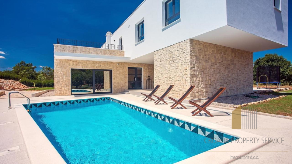 A beautiful modern villa with a swimming pool in the vicinity of Split!