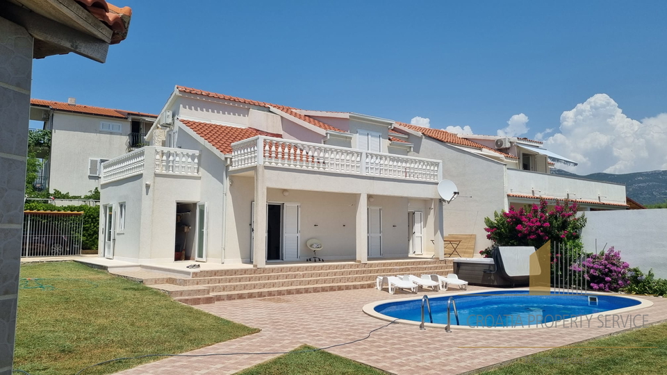 A beautiful house with a pool next to the beach in Kaštel Štafilić!