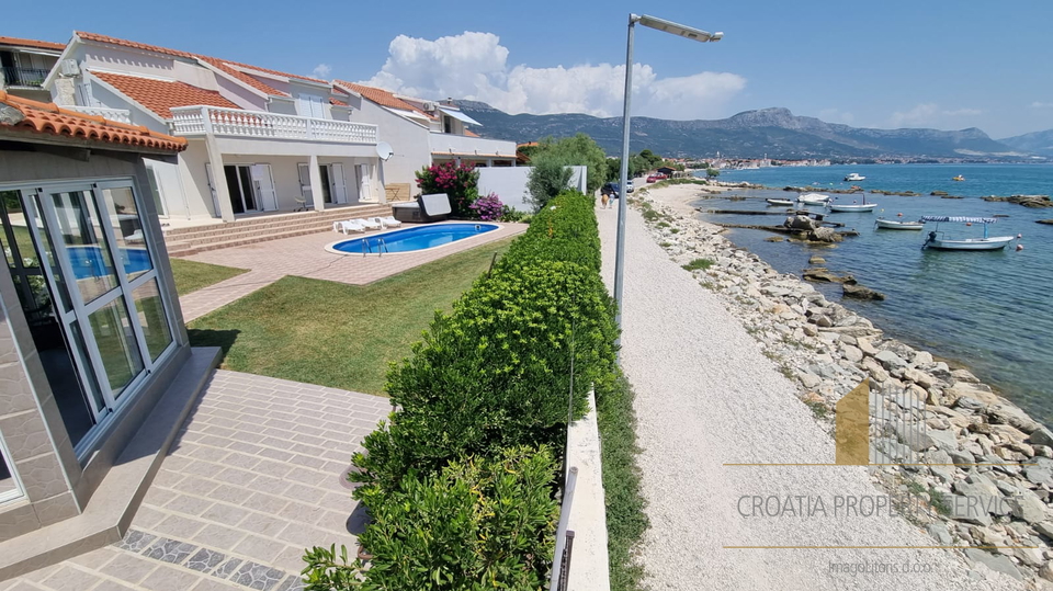 A beautiful house with a pool next to the beach in Kaštel Štafilić!