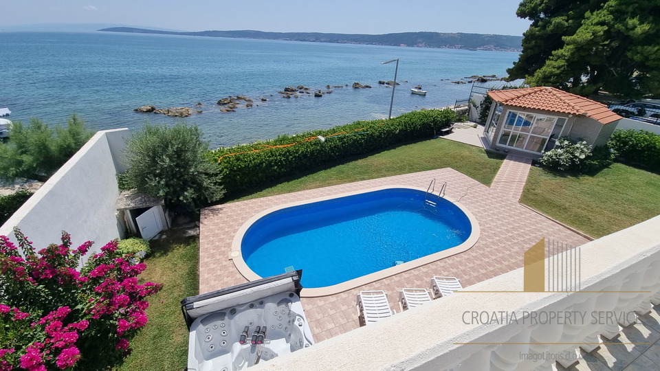 A beautiful house with a pool next to the beach in Kaštel Štafilić!