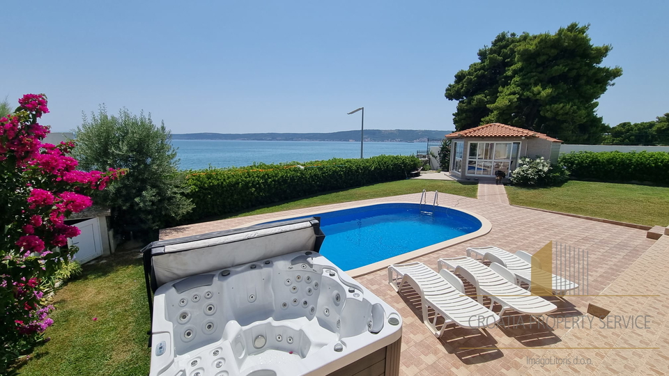 A beautiful house with a pool next to the beach in Kaštel Štafilić!