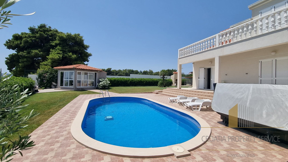 A beautiful house with a pool next to the beach in Kaštel Štafilić!