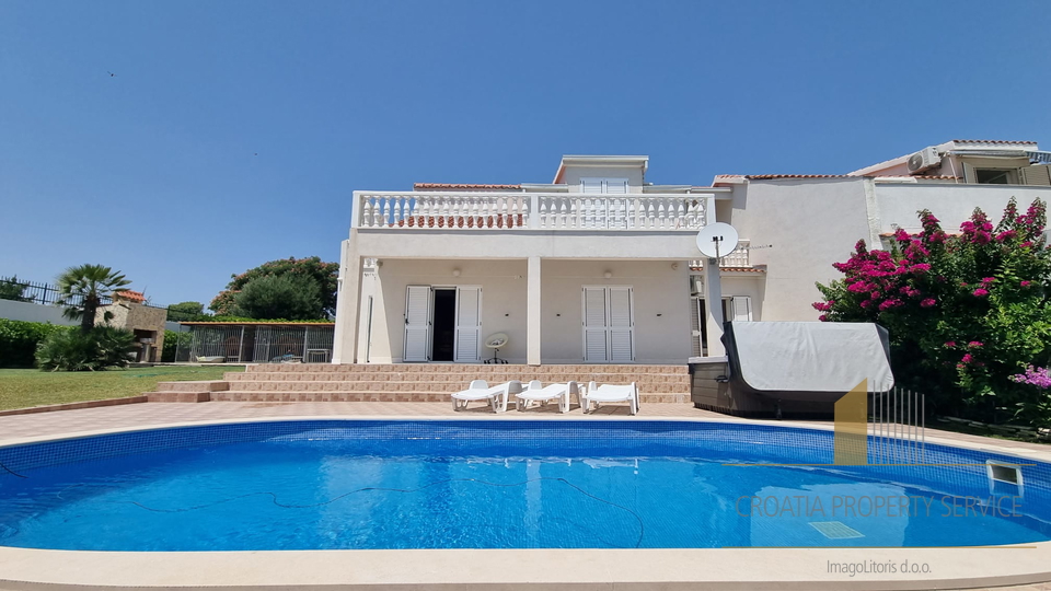 A beautiful house with a pool next to the beach in Kaštel Štafilić!