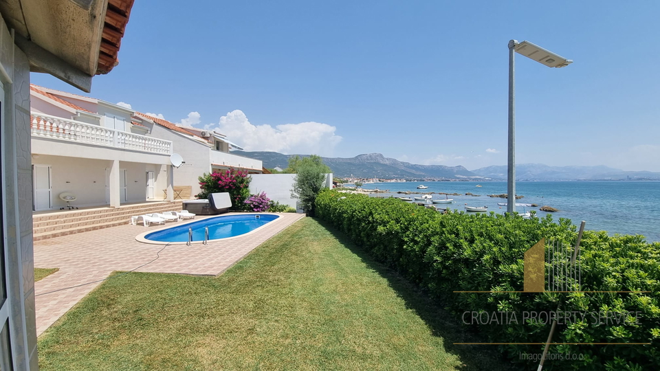 A beautiful house with a pool next to the beach in Kaštel Štafilić!