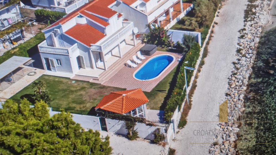 A beautiful house with a pool next to the beach in Kaštel Štafilić!