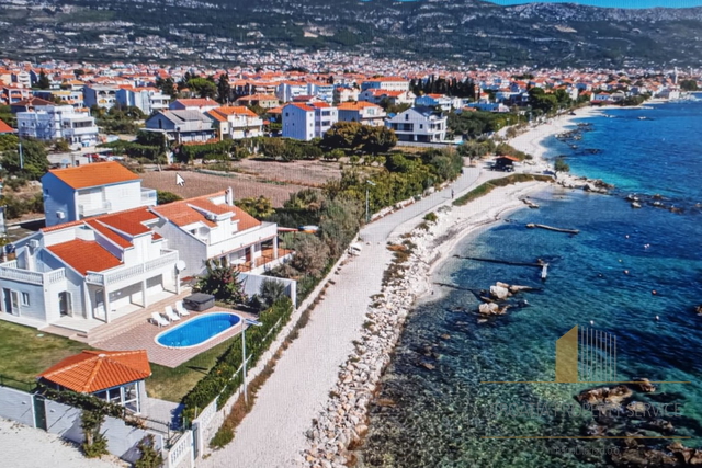 Bellissima casa con piscina direttamente sulla spiaggia a Kaštel Štafilić!