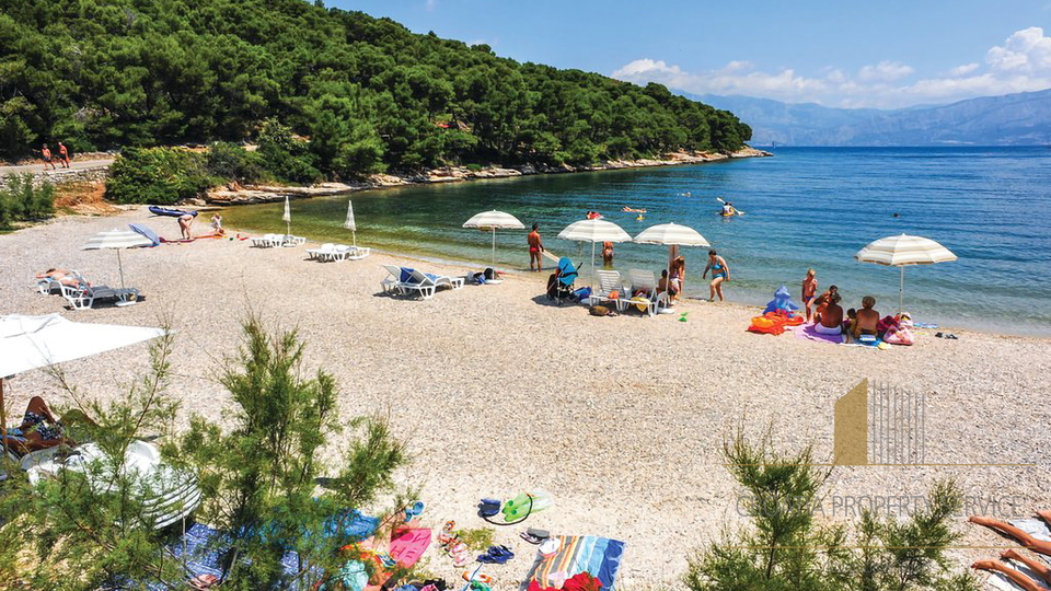 Predivna mediteranska vila s pogledom na more u Splitskoj na otoku Braču!