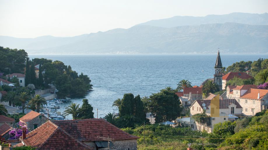 Predivna mediteranska vila s pogledom na more u Splitskoj na otoku Braču!