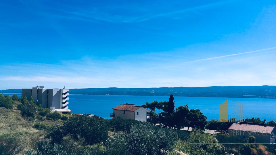 Land with a beautiful view of the sea, close to Split and Omiš