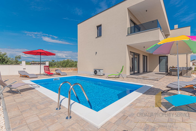 Luxury semi-detached house with swimming pool in the vicinity of Šibenik!