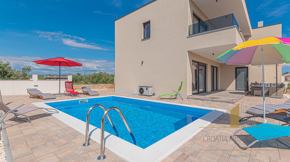 Luxury semi-detached house with swimming pool in the vicinity of Šibenik!