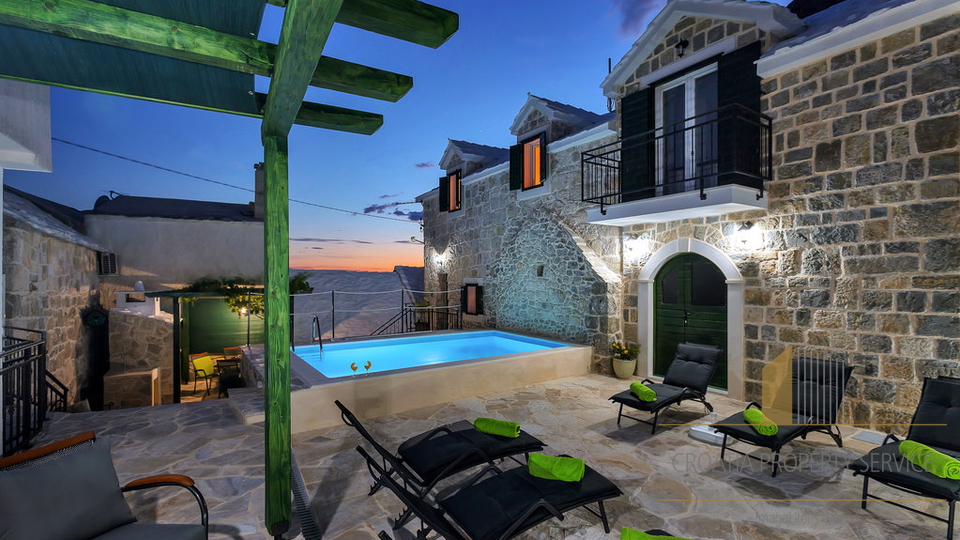 A wonderful property with two stone houses with a swimming pool on the Makarska Riviera!