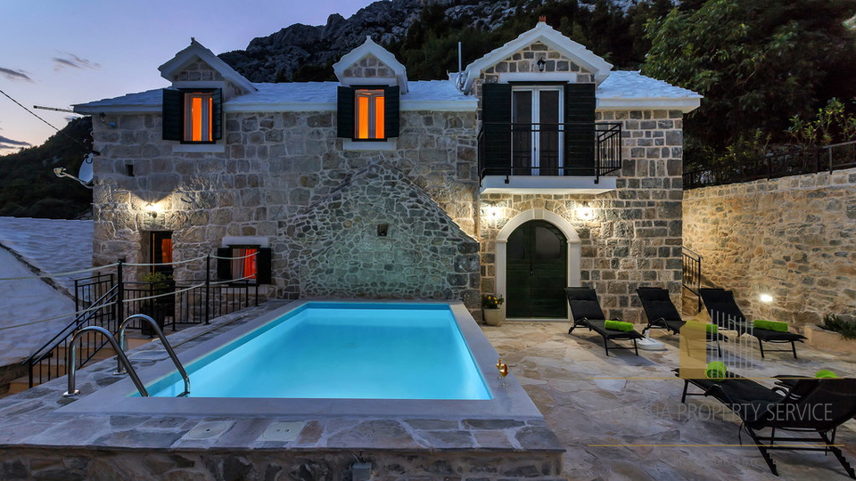 A wonderful property with two stone houses with a swimming pool on the Makarska Riviera!