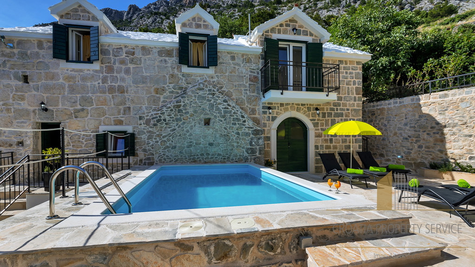 A wonderful property with two stone houses with a swimming pool on the Makarska Riviera!