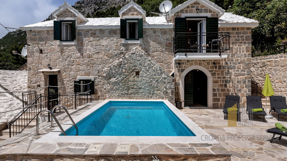 A wonderful property with two stone houses with a swimming pool on the Makarska Riviera!