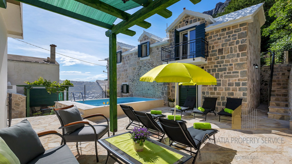 A wonderful property with two stone houses with a swimming pool on the Makarska Riviera!